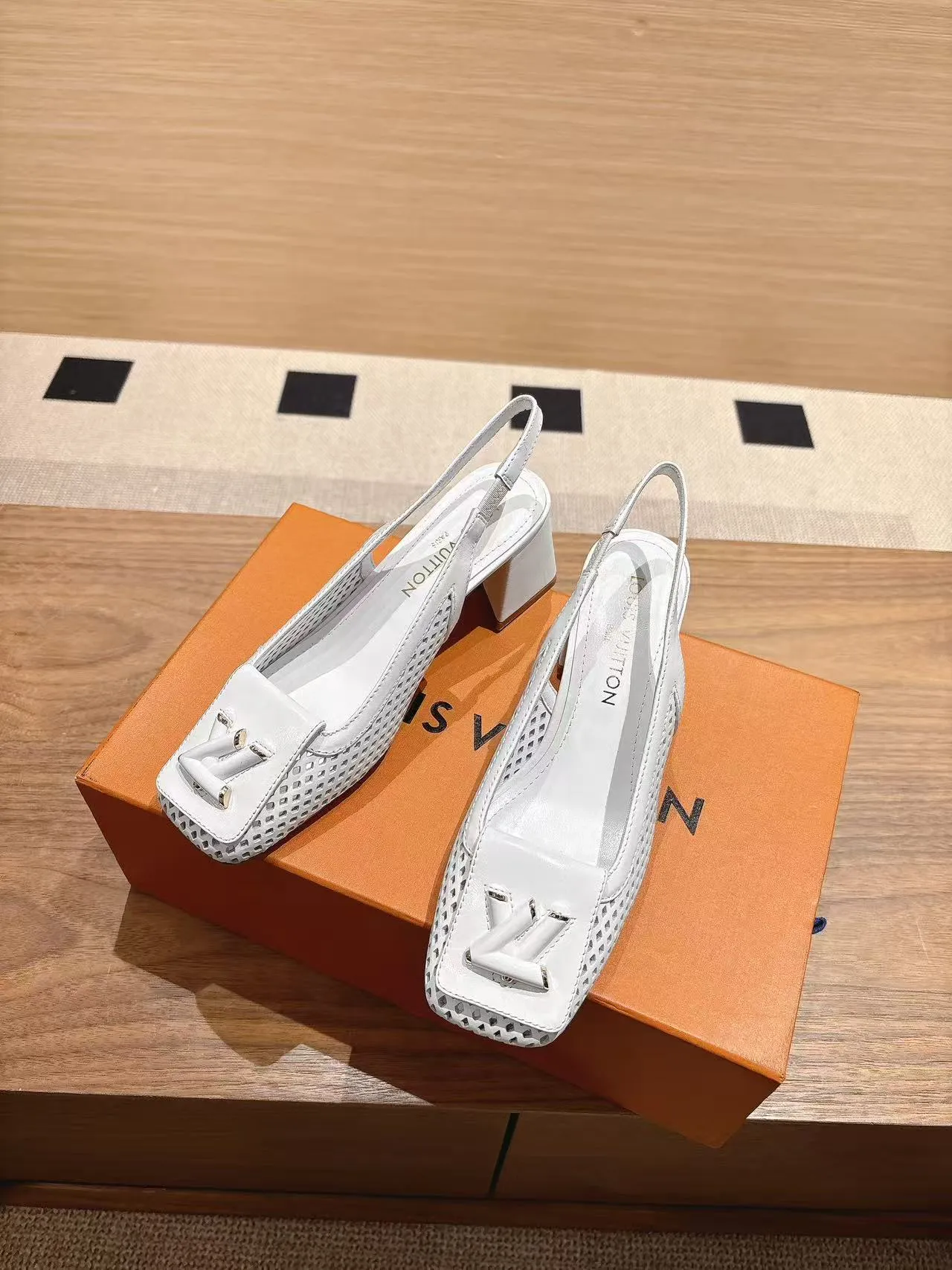👟👟Ex-factory price 600👟👟 LV Louis Vuitton 25ss top version. Features the latest SHAKE hollow slingback sandals. Hard goods are new. Purchasing level! Full of high-end sense! A popular one among domestic and foreign bloggers. It is retro and fashionable and looks great on the feet! The main model on the official website. Upper: original customized cowhide surface. Lining: imported goatskin lining. ·Outsole: original Italian leather outsole ■Height: 3.5cm5.5cm ·Shoe size: 35-40 (41, 42 customizations are not returnable)